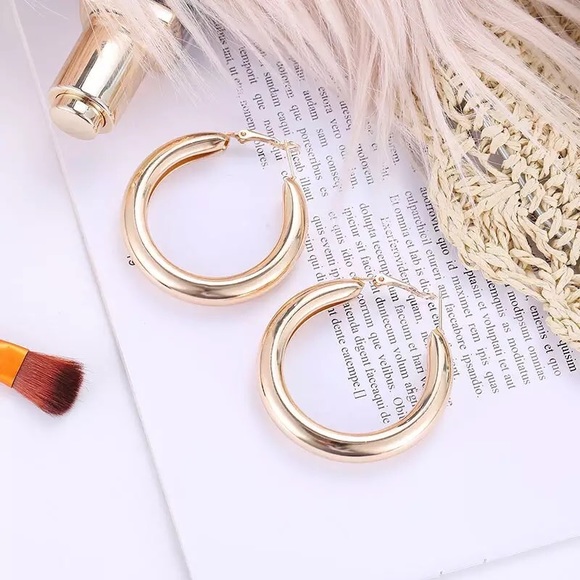 UO Style Retro Gold Hoop Drop Earrings - Picture 4 of 7